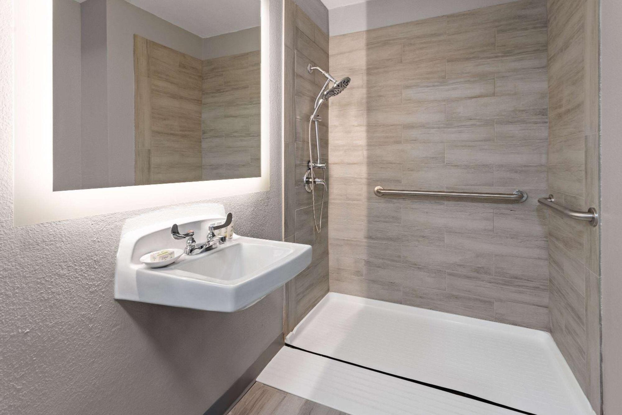 Hawthorn Extended Stay By Wyndham Columbia-Ft Jackson Exterior photo